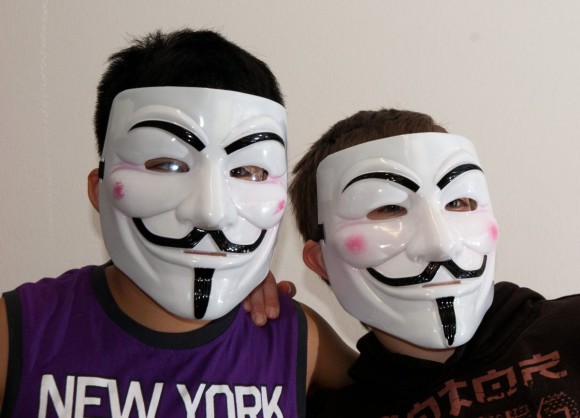 Kinder mit Masken
