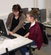 Jana mit Katharina Guleikoff bei der Arbeit