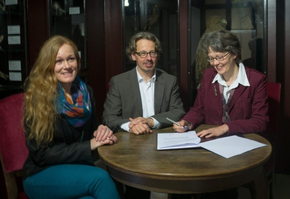 v.l. Frau Wulzen (Projektleiterin der Schule Rheinstraße, Herr Bergner (Rektor) und Frau Dr. Köhler, Leiterin des Besucherzentrums.