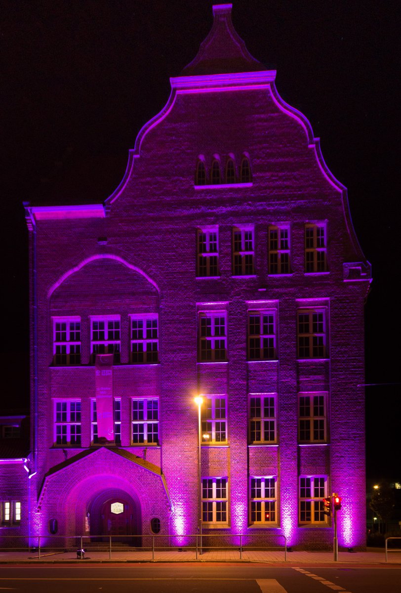 Schule Rheinstraße in Pink