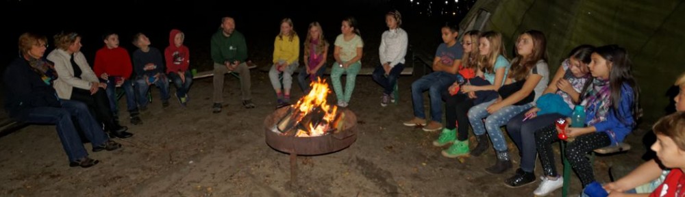 Am Lagerfeuer- Die Kinder hören eine Indianergeschichte