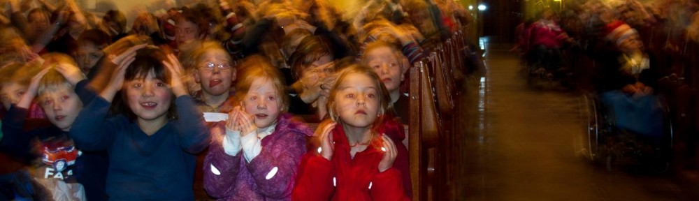 Vaterunser mit Gesten- Kinder der GS Rheinstraße und der Schule an der Deichbrücke in der Christus- und Garnisonkirche