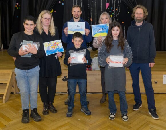 Die Gewinner: Von links: Manzur, Tom und Zahraa, dahinter Frau Oltmanns, Dr.Rune Michaelis, Dr.Monika Wahsner, Lennart Barke.