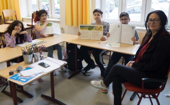 Frau Hasan bei der Arbeit mit Kindern aus der 3.Klasse